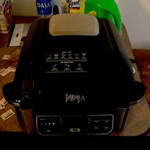 Ninja foodie grill jus got it works fine looking to sell asap barely used..